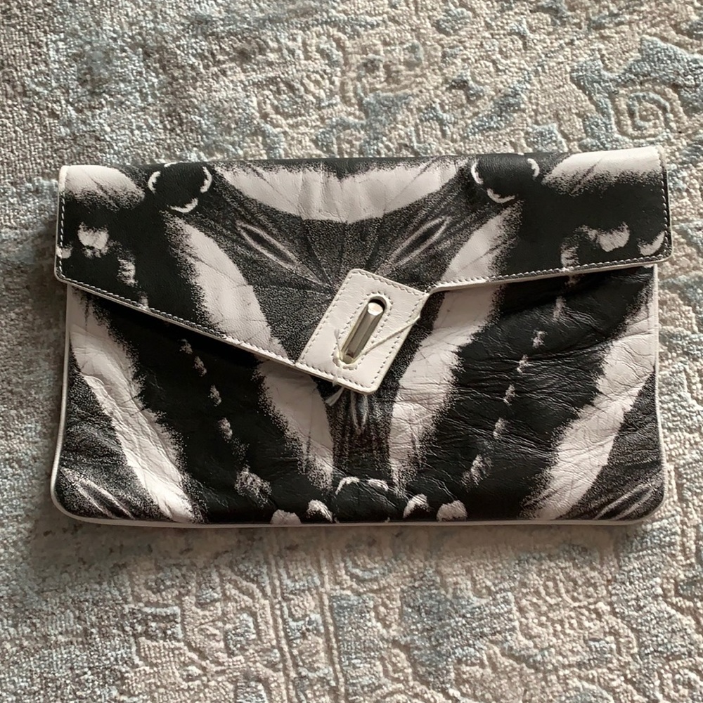 Ela clutch black and white